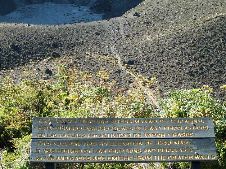 Hiking trail to the crater